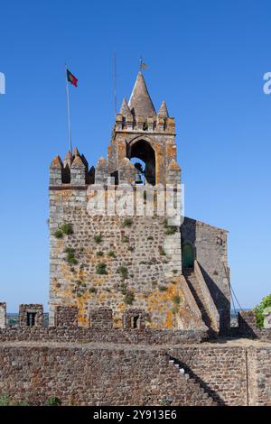 Château de Montemor-O-Novo (Castelo de Montemor-O-Novo) avec son emblématique clocher et son mur fortifié, Alentejo, Portugal Banque D'Images