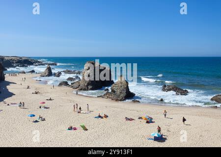 Praia da Samoqueira près de Sines sur la côte de Vicentine, Alentejo - Portugal. Banque D'Images