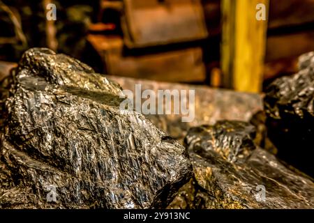 Focus sélectif sur le charbon anthracite sur un convoyeur à bande lors de la tournée de la mine de charbon de Lackawanna au parc McDade. Banque D'Images