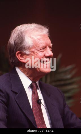 College Station, TX, États-Unis. 7 octobre 2024. L'ancien président américain JIMMY CARTER, apparaît à une séance de débat avec l'ancien président américain Gerald Ford (non montré) à la série de conférences MSc Wiley à l'Université Texas A&M en novembre 1986. Carter a visité plus d'une douzaine de fois au Texas après la présidence. (Crédit image : © Bob Daemmrich/ZUMA Press Wire) USAGE ÉDITORIAL SEULEMENT! Non destiné à UN USAGE commercial ! Banque D'Images