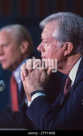 College Station, TX, États-Unis. 7 octobre 2024. L'ancien président américain JIMMY CARTER, apparaît à une séance de débat avec l'ancien président américain Gerald Ford (non montré) à la série de conférences MSc Wiley à l'Université Texas A&M en novembre 1986. Carter a visité plus d'une douzaine de fois au Texas après la présidence. (Crédit image : © Bob Daemmrich/ZUMA Press Wire) USAGE ÉDITORIAL SEULEMENT! Non destiné à UN USAGE commercial ! Banque D'Images