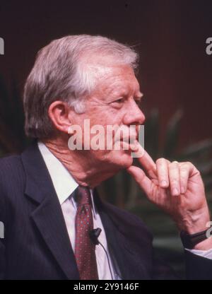 College Station, TX, États-Unis. 7 octobre 2024. L'ancien président américain JIMMY CARTER, apparaît à une séance de débat avec l'ancien président américain Gerald Ford (non montré) à la série de conférences MSc Wiley à l'Université Texas A&M en novembre 1986. Carter a visité plus d'une douzaine de fois au Texas après la présidence. (Crédit image : © Bob Daemmrich/ZUMA Press Wire) USAGE ÉDITORIAL SEULEMENT! Non destiné à UN USAGE commercial ! Banque D'Images