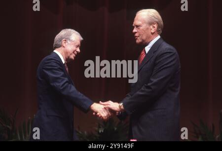 College Station, TX, États-Unis. 7 octobre 2024. L'ancien président des États-Unis JIMMY CARTER, l, rencontre l'ancien président GERALD FORD lors d'une séance de débat modérée à la série de conférences MSc Wiley à l'Université Texas A&M en novembre 1986. Carter a visité plus d'une douzaine de fois au Texas après la présidence. (Crédit image : © Bob Daemmrich/ZUMA Press Wire) USAGE ÉDITORIAL SEULEMENT! Non destiné à UN USAGE commercial ! Banque D'Images