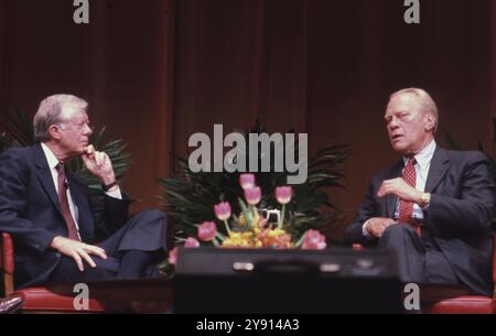 College Station, TX, États-Unis. 7 octobre 2024. L'ancien président des États-Unis JIMMY CARTER, l, rencontre l'ancien président GERALD FORD lors d'une séance de débat modérée à la série de conférences MSc Wiley à l'Université Texas A&M en novembre 1986. Carter a visité plus d'une douzaine de fois au Texas après la présidence. (Crédit image : © Bob Daemmrich/ZUMA Press Wire) USAGE ÉDITORIAL SEULEMENT! Non destiné à UN USAGE commercial ! Banque D'Images