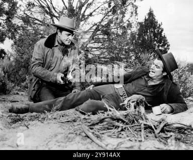 Tony Martin, John Bromfield, sur le plateau du film WESTERN, 'Quincannon, Frontier Scout', United Artists, 1956 Banque D'Images