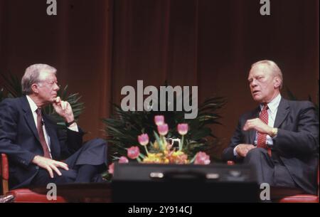 College Station, TX, États-Unis. 7 octobre 2024. L'ancien président des États-Unis JIMMY CARTER, l, rencontre l'ancien président GERALD FORD lors d'une séance de débat modérée à la série de conférences MSc Wiley à l'Université Texas A&M en novembre 1986. Carter a visité plus d'une douzaine de fois au Texas après la présidence. (Crédit image : © Bob Daemmrich/ZUMA Press Wire) USAGE ÉDITORIAL SEULEMENT! Non destiné à UN USAGE commercial ! Banque D'Images