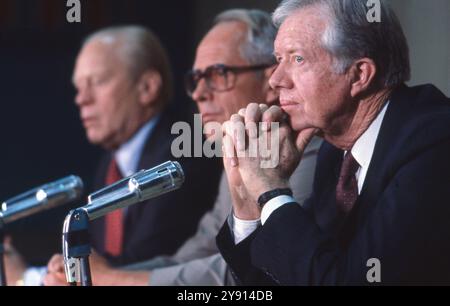 College Station, TX, États-Unis. 7 octobre 2024. L'ancien président des États-Unis GERALD FORD, l, et l'ancien président des États-Unis JIMMY CARTER, R, parlent à la presse avec l'historien STEPHEN AMBROSE, c, avant une séance de débat au MSc Wiley lecture Series à l'Université Texas A&M en novembre 1986. (Crédit image : © Bob Daemmrich/ZUMA Press Wire) USAGE ÉDITORIAL SEULEMENT! Non destiné à UN USAGE commercial ! Banque D'Images