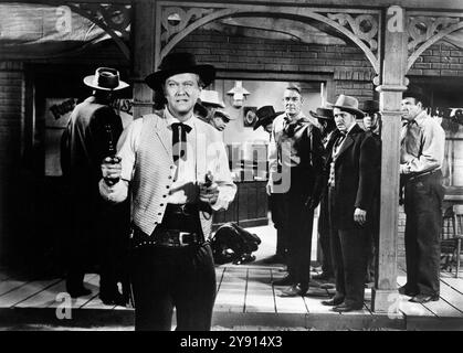 David Brian (avant-plan), Randolph Scott (arrière-plan au centre), sur le plateau du film WESTERN, 'Fort Worth', Warner Bros, 1951 Banque D'Images