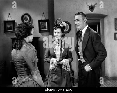 Phyllis Thaxter, Helena carter, Randolph Scott, sur le plateau du film WESTERN, 'Fort Worth', Warner Bros, 1951 Banque D'Images