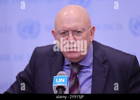 New York, États-Unis. 02 octobre 2024. New York, Etats-Unis, 02 octobre 2024 : Vassily Nebenzia, Représentante permanente de la Fédération de Russie, informe les journalistes sur la carte de presse de journaliste russe saisie par MALU au Siège de l'ONU aujourd'hui à New York. Photo : Luiz Rampelotto/EuropaNewswire/Sipa USA crédit : Sipa USA/Alamy Live News Banque D'Images