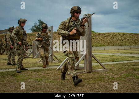 Les soldats affectés à la 25e division d'infanterie mènent des exercices de mouvement avec les opérateurs du 10e groupe de forces spéciales (aéroportés) à la base du corps des Marines Hawaii, le 30 juillet 2024. Apprendre à se déplacer et à tirer est l'une des nombreuses compétences apprises et testées au cours de la formation conjointe NAKOA FLEEK. Banque D'Images