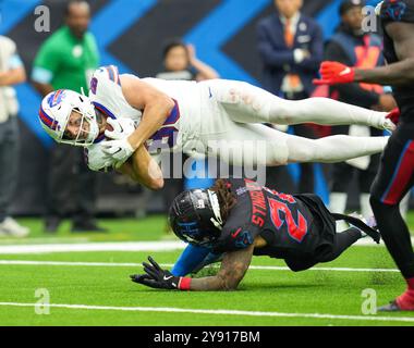 Houston, Texas, États-Unis. 6 octobre 2024. Bill Tight End DALTON KINCAID (86 ans) plonge en avant après avoir été attaqué par le cornerback texan DEREK STINGLEY Jr. (24 ans) lors d'un match NFL le 6 octobre 2024 à Houston. Les Texans ont gagné, 23-20. (Crédit image : © Scott Coleman/ZUMA Press Wire) USAGE ÉDITORIAL SEULEMENT! Non destiné à UN USAGE commercial ! Banque D'Images