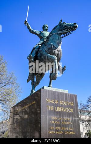 Washington D.C., USA - 24 mars 2024 : sculpture en bronze plus grande que la statue de vie de Simon Bolivar 'le libérateur' sur un piédestal en marbre avec lettre d'or Banque D'Images