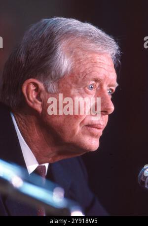 College Station, TX, États-Unis. 7 octobre 2024. L'ancien président américain JIMMY CARTER, apparaît à une séance de débat avec l'ancien président américain Gerald Ford (non montré) à la série de conférences MSc Wiley à l'Université Texas A&M en novembre 1986. Carter a visité plus d'une douzaine de fois au Texas après la présidence. (Crédit image : © Bob Daemmrich/ZUMA Press Wire) USAGE ÉDITORIAL SEULEMENT! Non destiné à UN USAGE commercial ! Banque D'Images