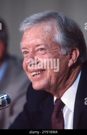 College Station, TX, États-Unis. 7 octobre 2024. L'ancien président américain JIMMY CARTER, apparaît à une séance de débat avec l'ancien président américain Gerald Ford (non montré) à la série de conférences MSc Wiley à l'Université Texas A&M en novembre 1986. Carter a visité plus d'une douzaine de fois au Texas après la présidence. (Crédit image : © Bob Daemmrich/ZUMA Press Wire) USAGE ÉDITORIAL SEULEMENT! Non destiné à UN USAGE commercial ! Banque D'Images