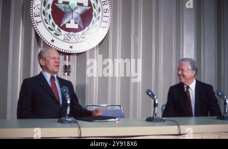 College Station, TX, États-Unis. 7 octobre 2024. L'ancien président des États-Unis GERALD FORD, l, et l'ancien président des États-Unis JIMMY CARTER, R, parlent à la presse avec l'historien STEPHEN AMBROSE, c, avant une séance de débat au MSc Wiley lecture Series à l'Université Texas A&M en novembre 1986. (Crédit image : © Bob Daemmrich/ZUMA Press Wire) USAGE ÉDITORIAL SEULEMENT! Non destiné à UN USAGE commercial ! Banque D'Images