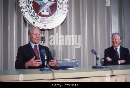 College Station, TX, États-Unis. 7 octobre 2024. L'ancien président des États-Unis GERALD FORD, l, et l'ancien président des États-Unis JIMMY CARTER, R, parlent à la presse avec l'historien STEPHEN AMBROSE, c, avant une séance de débat au MSc Wiley lecture Series à l'Université Texas A&M en novembre 1986. (Crédit image : © Bob Daemmrich/ZUMA Press Wire) USAGE ÉDITORIAL SEULEMENT! Non destiné à UN USAGE commercial ! Banque D'Images