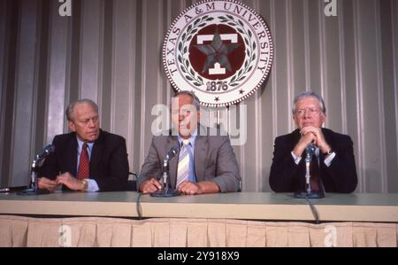 College Station, TX, États-Unis. 7 octobre 2024. L'ancien président des États-Unis GERALD FORD, l, et l'ancien président des États-Unis JIMMY CARTER, R, parlent à la presse avec l'historien STEPHEN AMBROSE, c, avant une séance de débat au MSc Wiley lecture Series à l'Université Texas A&M en novembre 1986. (Crédit image : © Bob Daemmrich/ZUMA Press Wire) USAGE ÉDITORIAL SEULEMENT! Non destiné à UN USAGE commercial ! Banque D'Images