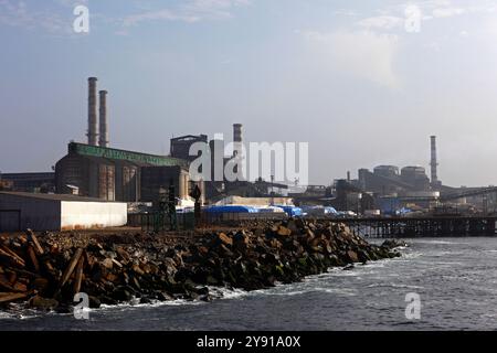 Vue de la centrale thermoélectrique et des revêtements rocheux le long de la rive voisine pour prévenir l'érosion, Tocopilla, Chili Banque D'Images