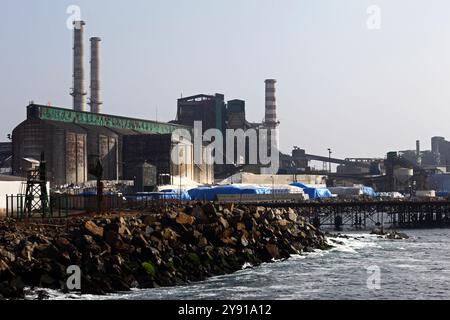 Vue de la centrale thermoélectrique et des revêtements rocheux le long de la rive voisine pour prévenir l'érosion, Tocopilla, Chili Banque D'Images