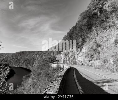 Sparrow Bush, NY - US - 5 octobre 2024 Noir et blanc du pittoresque Hawks Nest Lookout sur la route panoramique Upper Delaware, mettant en vedette une route sinueuse Banque D'Images