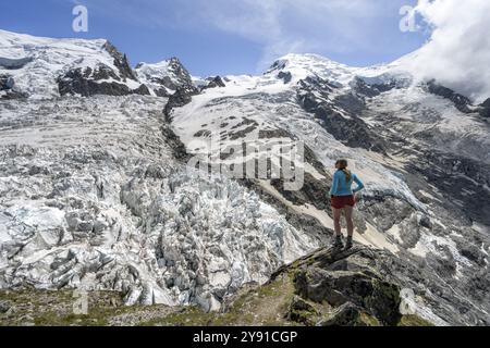 Alpiniste sur le glacier, paysage montagneux glaciaire alpin, la jonction, Glacier des Bossons rencontre Glacier de Taconnaz, Sommet du Mont Maudi Banque D'Images