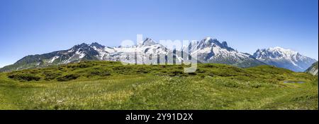 Panorama de montagne avec sommets glaciaires, aiguille de Chardonnet avec Glacier du Tour, aiguille verte avec aiguille du midi et Mont Blanc, hik Banque D'Images