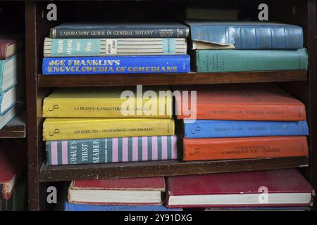 Vieux livres reliés en français et anglais sur étagères en bois dans une bibliothèque, Québec, Canada, Amérique du Nord Banque D'Images