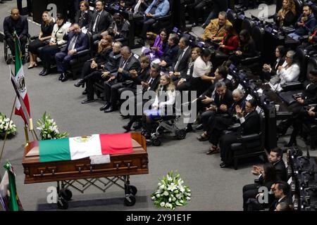 Mexico, Mexique. 07 octobre 2024. Le cercueil avec les cadavres d'Ifigenia Martínez est vu lors des funérailles posthumes en l'honneur d'Ifigenia Martínez, 99 ans, à la Chambre des députés. IFIGENIA Martínez était un homme politique mexicain, économiste, professeur et diplomate, membre du parti Morena. Le 7 octobre 2024 à Mexico, Mexique. (Photo de Ian Robles/ crédit : Eyepix Group/Alamy Live News Banque D'Images