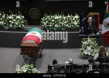 Mexico, Mexique. 07 octobre 2024. Le cercueil avec les cadavres d'Ifigenia Martínez est vu lors des funérailles posthumes en l'honneur d'Ifigenia Martínez, 99 ans, à la Chambre des députés. IFIGENIA Martínez était un homme politique mexicain, économiste, professeur et diplomate, membre du parti Morena. Le 7 octobre 2024 à Mexico, Mexique. (Photo de Ian Robles/ crédit : Eyepix Group/Alamy Live News Banque D'Images