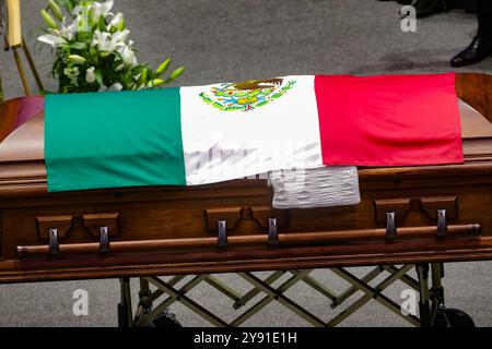 Mexico, Mexique. 07 octobre 2024. Le cercueil avec les cadavres d'Ifigenia Martínez est vu lors des funérailles posthumes en l'honneur d'Ifigenia Martínez, 99 ans, à la Chambre des députés. IFIGENIA Martínez était un homme politique mexicain, économiste, professeur et diplomate, membre du parti Morena. Le 7 octobre 2024 à Mexico, Mexique. (Photo de Ian Robles/ crédit : Eyepix Group/Alamy Live News Banque D'Images