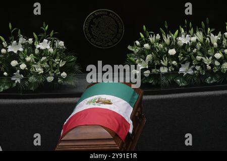 Mexico, Mexique. 07 octobre 2024. Le cercueil avec les cadavres d'Ifigenia Martínez est vu lors des funérailles posthumes en l'honneur d'Ifigenia Martínez, 99 ans, à la Chambre des députés. IFIGENIA Martínez était un homme politique mexicain, économiste, professeur et diplomate, membre du parti Morena. Le 7 octobre 2024 à Mexico, Mexique. (Photo de Ian Robles/ crédit : Eyepix Group/Alamy Live News Banque D'Images