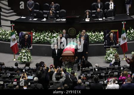 Mexico, Mexique. 07 octobre 2024. Députés, sénateurs et membres de la famille montent la garde d'honneur lors des funérailles posthumes en l'honneur d'Ifigenia Martínez, 99 ans, à la Chambre des députés. IFIGENIA Martínez était un homme politique mexicain, économiste, professeur et diplomate, membre du parti Morena. Le 7 octobre 2024 à Mexico, Mexique. (Photo de Ian Robles/ crédit : Eyepix Group/Alamy Live News Banque D'Images