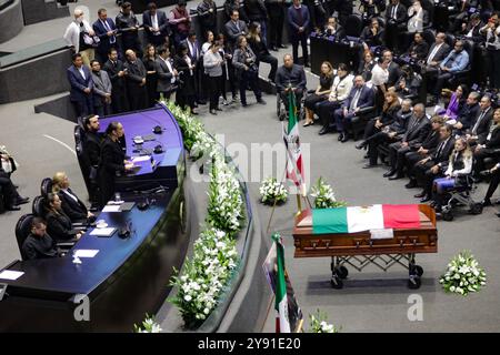 Mexico, Mexique. 07 octobre 2024. Le cercueil avec les cadavres d'Ifigenia Martínez est vu lors des funérailles posthumes en l'honneur d'Ifigenia Martínez, 99 ans, à la Chambre des députés. IFIGENIA Martínez était un homme politique mexicain, économiste, professeur et diplomate, membre du parti Morena. Le 7 octobre 2024 à Mexico, Mexique. (Photo de Ian Robles/ crédit : Eyepix Group/Alamy Live News Banque D'Images