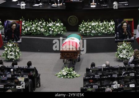 Mexico, Mexique. 07 octobre 2024. Le cercueil avec les cadavres d'Ifigenia Martínez est vu lors des funérailles posthumes en l'honneur d'Ifigenia Martínez, 99 ans, à la Chambre des députés. IFIGENIA Martínez était un homme politique mexicain, économiste, professeur et diplomate, membre du parti Morena. Le 7 octobre 2024 à Mexico, Mexique. (Photo de Ian Robles/ crédit : Eyepix Group/Alamy Live News Banque D'Images