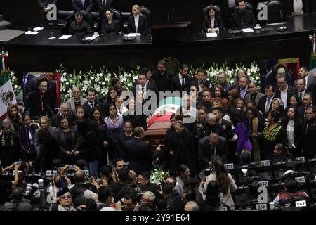 Mexico, Mexique. 07 octobre 2024. Députés, sénateurs et membres de la famille montent la garde d'honneur lors des funérailles posthumes en l'honneur d'Ifigenia Martínez, 99 ans, à la Chambre des députés. IFIGENIA Martínez était un homme politique mexicain, économiste, professeur et diplomate, membre du parti Morena. Le 7 octobre 2024 à Mexico, Mexique. (Photo de Ian Robles/ crédit : Eyepix Group/Alamy Live News Banque D'Images