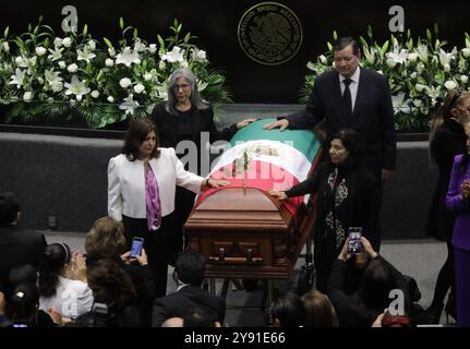 Mexico, Mexique. 07 octobre 2024. Députés, sénateurs et membres de la famille montent la garde d'honneur lors des funérailles posthumes en l'honneur d'Ifigenia Martínez, 99 ans, à la Chambre des députés. IFIGENIA Martínez était un homme politique mexicain, économiste, professeur et diplomate, membre du parti Morena. Le 7 octobre 2024 à Mexico, Mexique. (Photo de Ian Robles/ crédit : Eyepix Group/Alamy Live News Banque D'Images