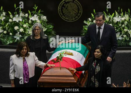 Mexico, Mexique. 07 octobre 2024. Députés, sénateurs et membres de la famille montent la garde d'honneur lors des funérailles posthumes en l'honneur d'Ifigenia Martínez, 99 ans, à la Chambre des députés. IFIGENIA Martínez était un homme politique mexicain, économiste, professeur et diplomate, membre du parti Morena. Le 7 octobre 2024 à Mexico, Mexique. (Photo de Ian Robles/ crédit : Eyepix Group/Alamy Live News Banque D'Images