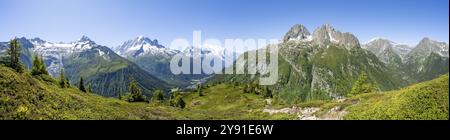 Panorama de montagne avec sommets glaciaires, aiguille de Chardonnet avec Glacier du Tour, aiguille verte avec aiguille du midi et Mont Blanc, hik Banque D'Images