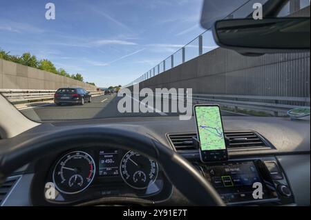 Conduite sur l'autoroute A73 avec navigation par téléphone portable, barrières antibruit à gauche et à droite, Bavière, Allemagne, Europe Banque D'Images