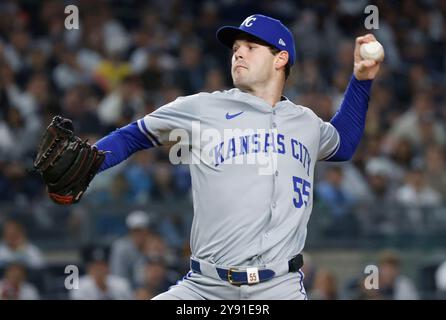 New York, États-Unis. 07 octobre 2024. Cole Ragans, lanceur débutant des Kansas City Royals, lance contre les Yankees de York dans la première manche du deuxième match de la MLB ALDS au Yankee Stadium de New York le lundi 7 octobre 2024. Photo de John Angelillo/UPI. Crédit : UPI/Alamy Live News Banque D'Images