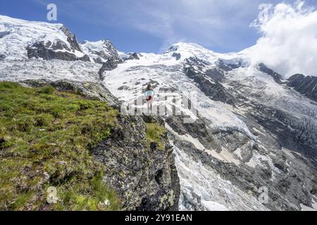 Alpiniste devant un glacier, paysage montagneux glaciaire alpin, la jonction, Glacier des Bossons rencontre Glacier de Taconnaz, Sommet de mon Banque D'Images