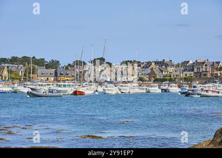 Port de Ploumanac'h, Tournoy, Tregastel, Côte de granit Rose, Bretagne, France, bateaux de pêche et voiliers sur la côte bretonne dans la belle s. Banque D'Images