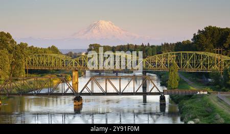 La Puyallup River serpente vers le bas des glaciers sur le Mont Rainier sous les ponts par les villes sur le chemin de Puget Sound Banque D'Images