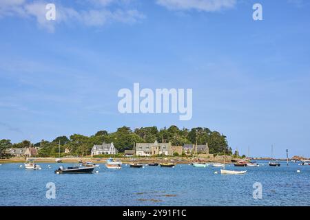 Port de Ploumanac'h, Tournoy, Tregastel, Côte de granit Rose, Bretagne, France, bateaux de pêche et voiliers sur la côte bretonne dans la belle s. Banque D'Images