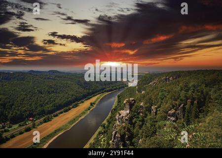 L'Elbe serpente à travers une forêt dense sous un ciel de coucher de soleil spectaculaire, Pont Bastei, montagnes de grès de l'Elbe, Suisse saxonne, Saxe, Allemagne, EUR Banque D'Images