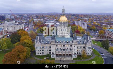 Une vue aérienne L'accent sur l'État du Connecticut maison avec la couleur de l'automne flamboyant dans les arbres autour de Hartford Banque D'Images