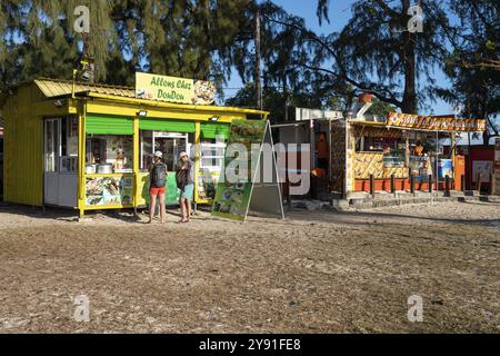 Food trucks typiques, nourriture sur roues, Flic en Flac, plage, côte ouest, océan Indien, île Maurice, Afrique Banque D'Images