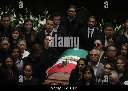 Mexico, Mexique. 07 octobre 2024. Députés, sénateurs et membres de la famille montent la garde d'honneur lors des funérailles posthumes en l'honneur d'Ifigenia Martínez, 99 ans, à la Chambre des députés. IFIGENIA Martínez était un homme politique mexicain, économiste, professeur et diplomate, membre du parti Morena. Le 7 octobre 2024 à Mexico, Mexique. (Photo de Ian Robles/Eyepix Group/SIPA USA) crédit : SIPA USA/Alamy Live News Banque D'Images