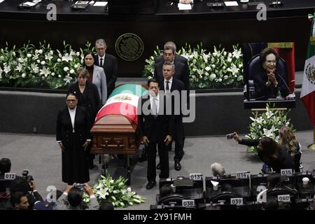 Mexico, Mexique. 07 octobre 2024. Députés, sénateurs et membres de la famille montent la garde d'honneur lors des funérailles posthumes en l'honneur d'Ifigenia Martínez, 99 ans, à la Chambre des députés. IFIGENIA Martínez était un homme politique mexicain, économiste, professeur et diplomate, membre du parti Morena. Le 7 octobre 2024 à Mexico, Mexique. (Photo de Ian Robles/Eyepix Group/SIPA USA) crédit : SIPA USA/Alamy Live News Banque D'Images